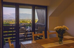 Apartamento panorámico, vistas a la montaña | Servicio de comidas en la habitación