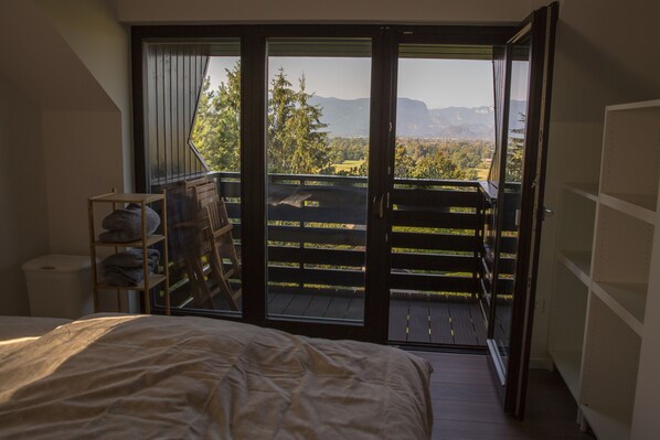 Cortinas opacas, sistema de insonorización, cunas gratuitas