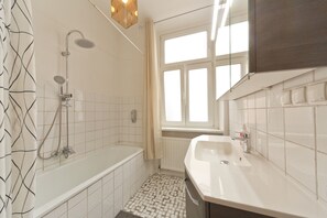 Appartamento (No 8, Nahe Schoenbrunn) | Bagno | Asciugacapelli, asciugamani, sapone, carta igienica