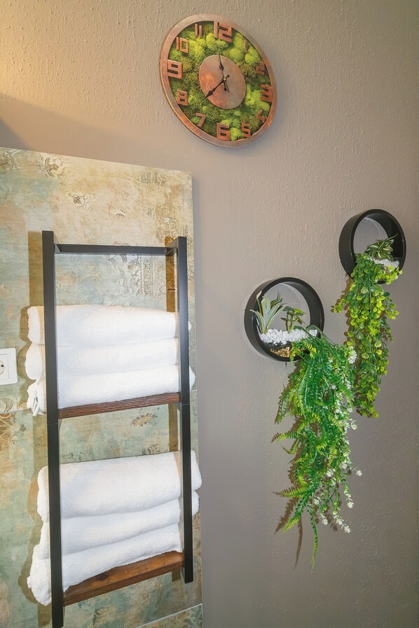 Apartamento (No 6, Nahe Schoenbrunn) | Banheiro | Secador de cabelo, toalhas de banho, sabonete, papel higiênico