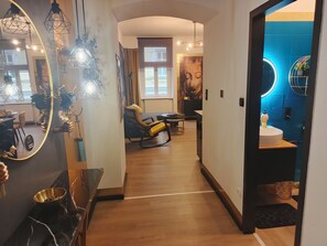 Appartement (No 4, Nahe Schoenbrunn) | Décor unique, ameublement unique, fer et planche à repasser