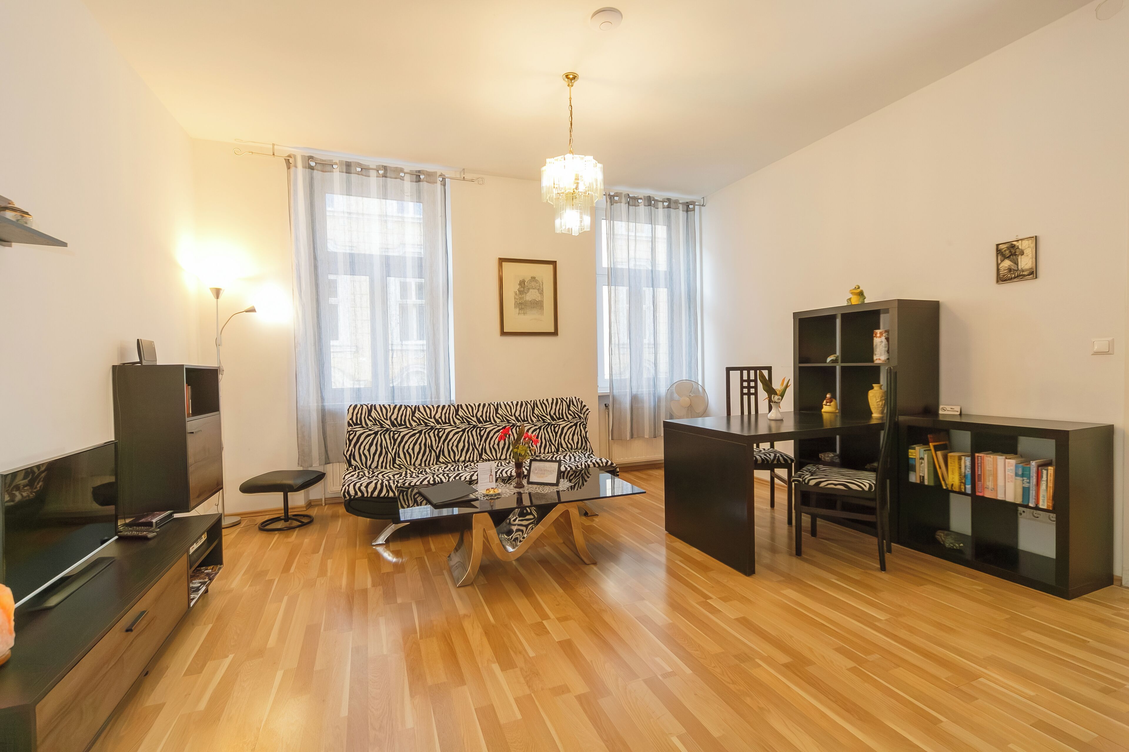 Apartment (No 7, Nahe Schoenbrunn) | Wohnbereich | 70-cm-Flachbildfernseher mit Digitalempfang, Fernseher