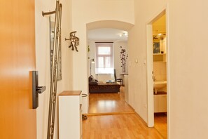 Apartment (No 4, Nahe Schoenbrunn) | Living area | 70-cm flat-screen TV with digital channels, TV - MTS-Immobilien (Vienna)
