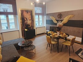Apart Daire (No 4, Nahe Schoenbrunn) | Oturma alanı | Dijital TV kanalları bulunan 70 cm düz ekran televizyon, televizyon