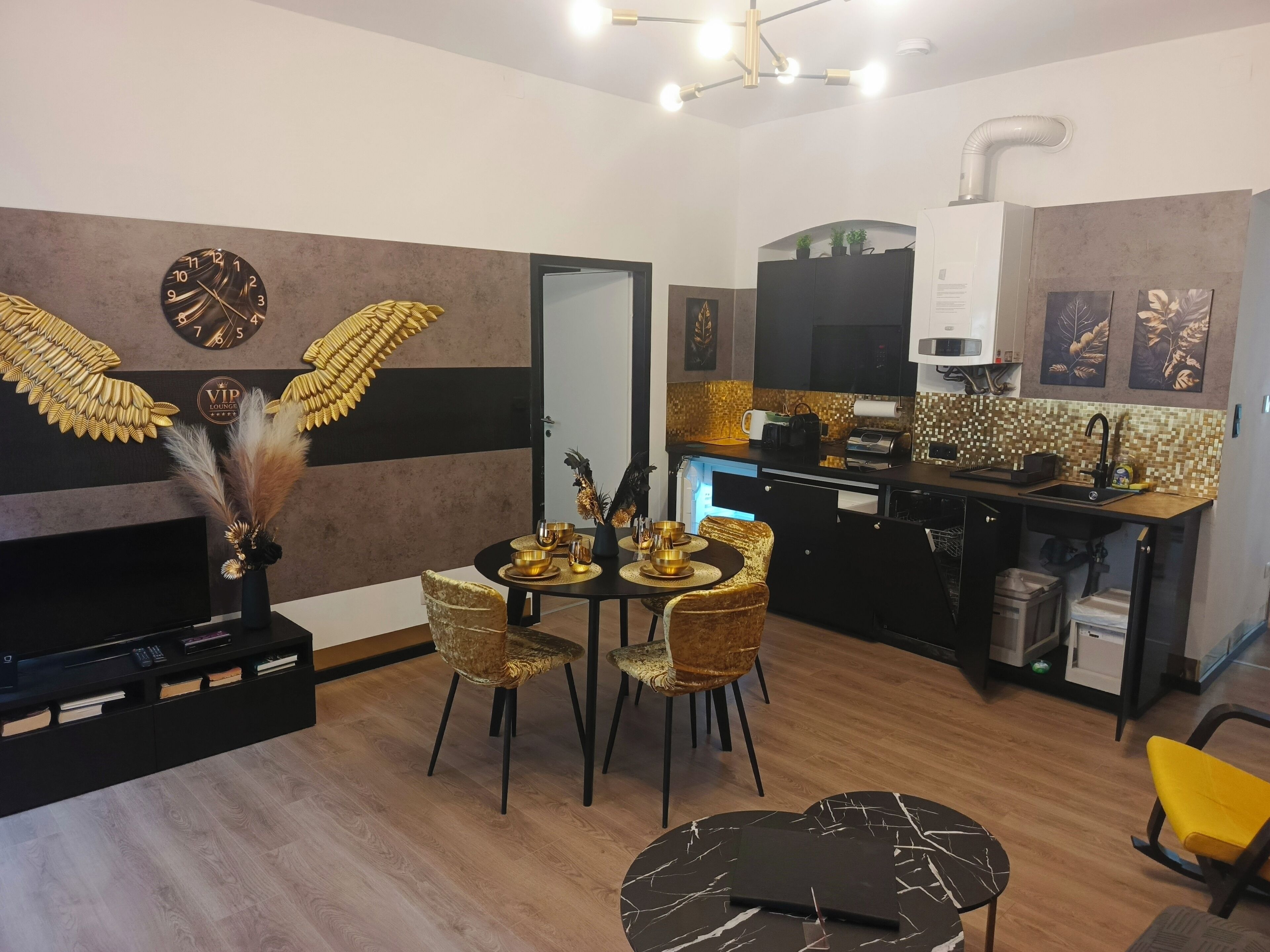 Apartment (No 4, Nahe Schoenbrunn) | Living area | 70-cm flat-screen TV with digital channels, TV