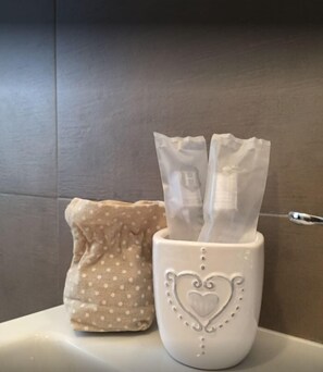 Shower, perlengkapan mandi gratis, pengering rambut, dan kloset