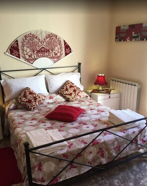 Classic-Doppelzimmer, Gemeinschaftsbad | Verdunkelungsvorhänge, kostenloses WLAN, Bettwäsche