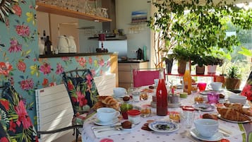Desayuno de cocina local incluido todos los días