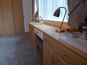 Luxury Double or Twin Room | Hypo-allergenic bedding, laptop workspace, iron/ironing board, free WiFi - Riseden Bed and Breakfast (Maidstone)