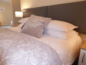 ラグジュアリー ダブルまたはツインルーム | 低刺激性寝具、ノートパソコン用作業スペース、アイロン / アイロン台、WiFi (無料)