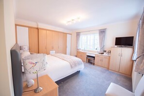 Hypo-allergenic bedding, laptop workspace, iron/ironing board, free WiFi