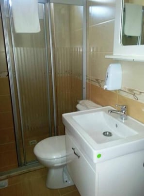 Ducha, artículos de tocador gratuitos, secador de pelo, toallas