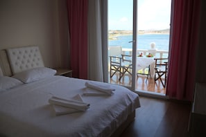 Minibar, escritorio, wifi gratis y ropa de cama