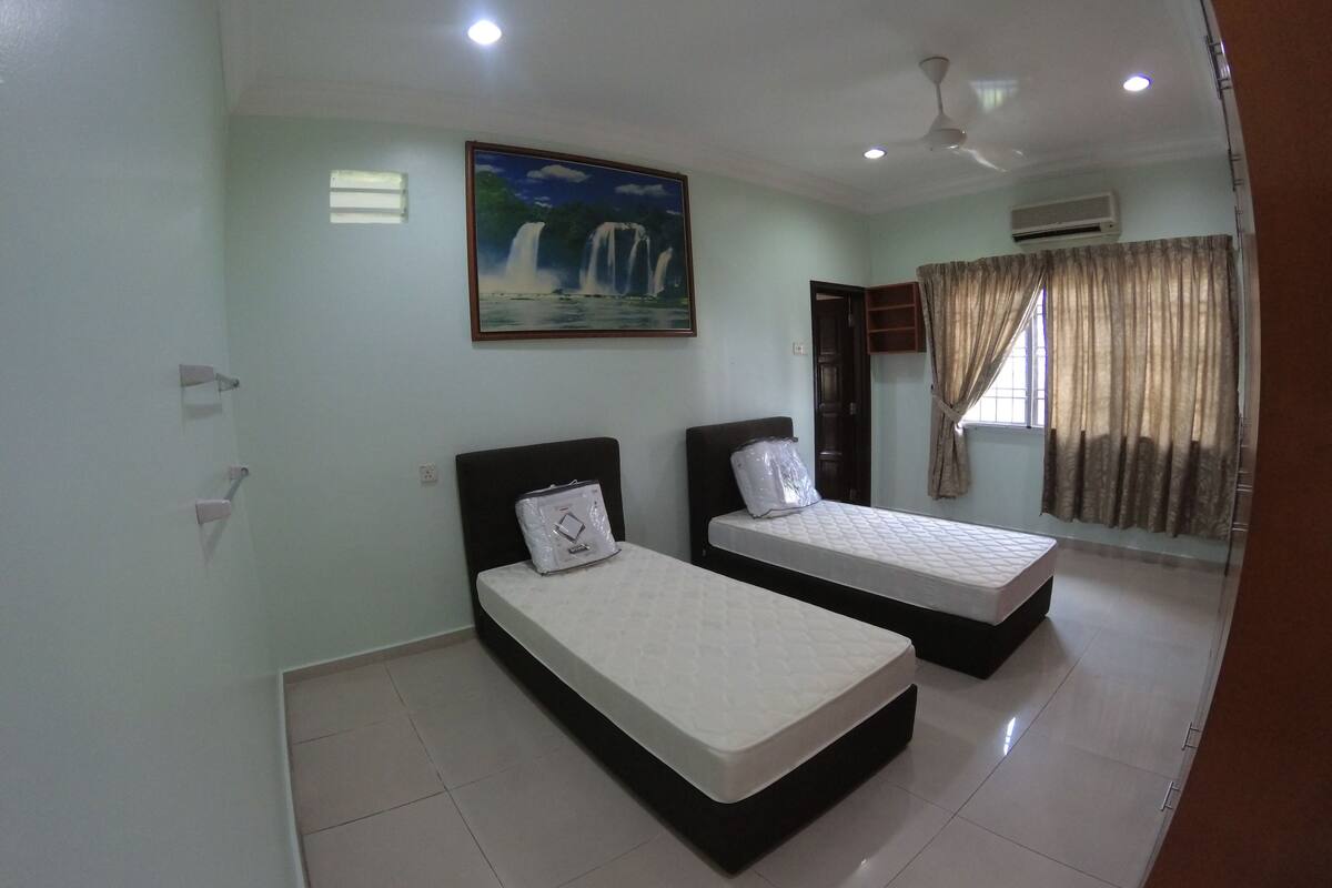 Family House, 2 Single Beds, Non Smoking | Premium bedding, Select Comfort beds, cots/infant beds, rollaway beds