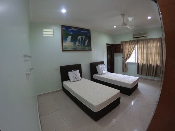 Familjehus - 2 enkelsängar - icke-rökare | Sängtillbehör av högsta kvalitet och Select Comfort-madrasser