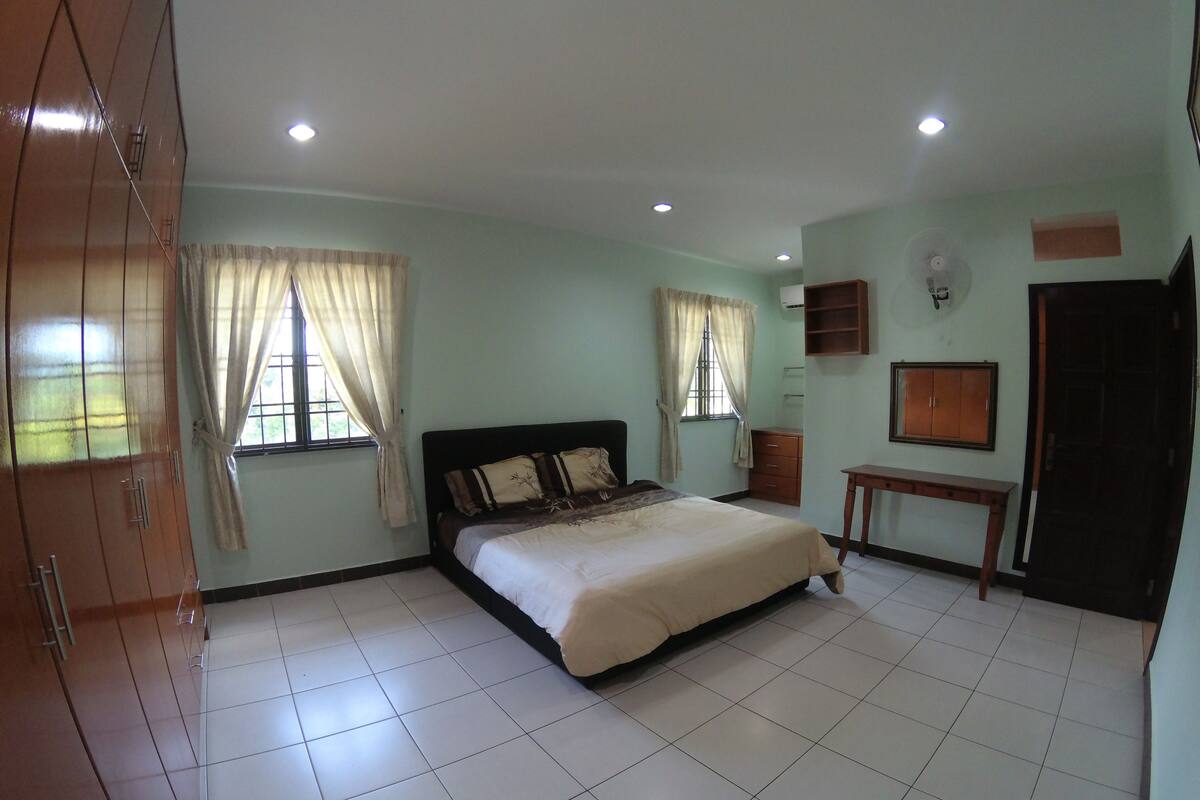 Family House, 1 King Bed, Non Smoking | Premium bedding, Select Comfort beds, cots/infant beds, rollaway beds