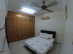 Family House, 1 Queen Bed, Accessible, Non Smoking | Premium bedding, Select Comfort beds, cribs/infant beds, rollaway beds