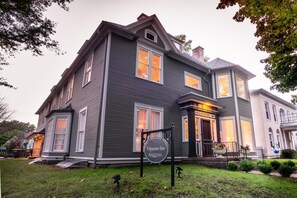 A two-story building with a sign reading "Valparaiso Inn." - Valparaiso Inn Bed & Breakfast (Valparaiso)