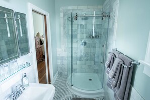 (Gianna) | Bathroom - Valparaiso Inn Bed & Breakfast (Valparaiso)