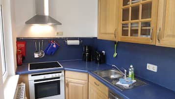 Full-sized fridge, microwave, oven, stovetop