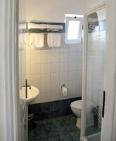 Ducha, artículos de tocador gratuitos, secador de pelo, toallas