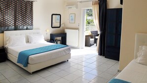 Habitación de hotel con una cama, un escritorio, una silla y vistas al exterior.