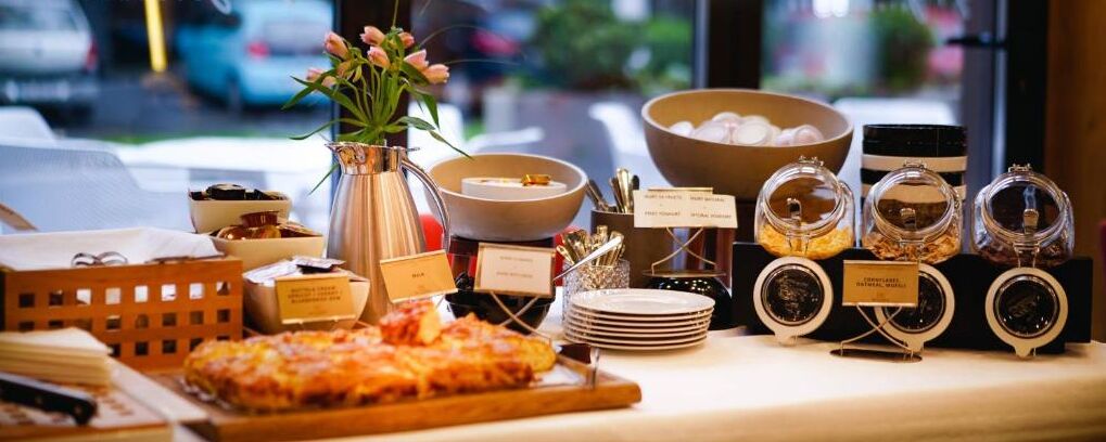 Un buffet con diversi piatti e condimenti.