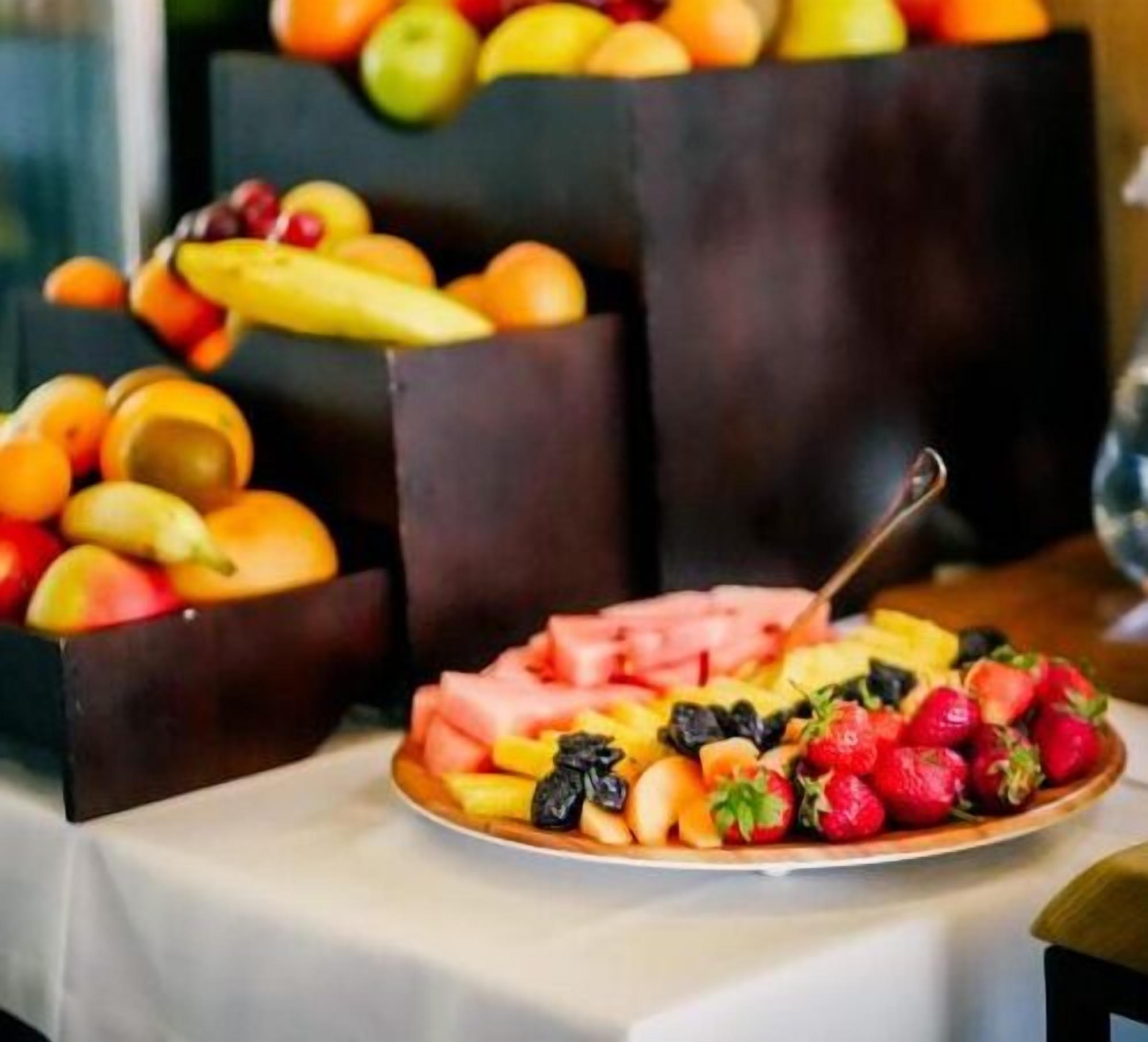 Un vassoio di frutta assortita con frutta e un coltello su un tavolo.