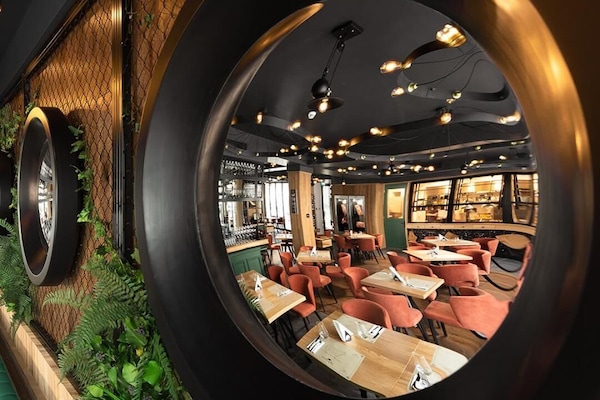 Breakfast and dinner served