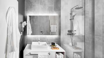 Een douche, gratis toiletartikelen, een haardroger, badjassen