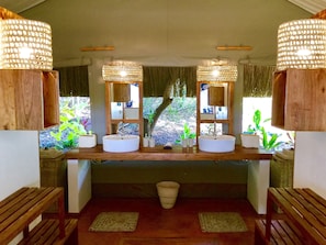 Premium bedding, down comforters, in-room safe, individually decorated - asDunas Lodge (Vilanculos)