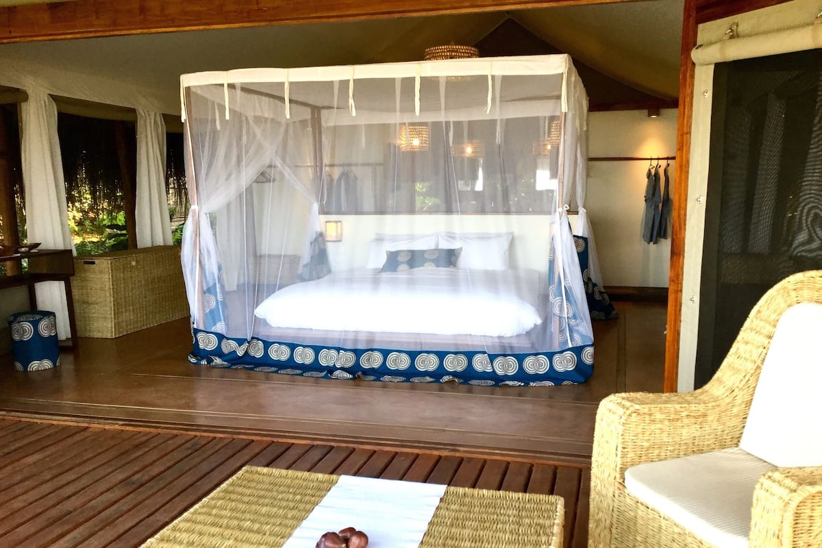 Premium bedding, down comforters, in-room safe, desk