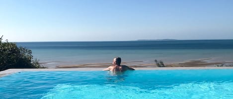 6 piscines extérieures, parasols de plage, chaises longues