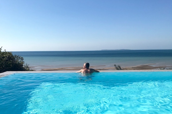 6 piscinas al aire libre, sombrillas, sillones reclinables de piscina