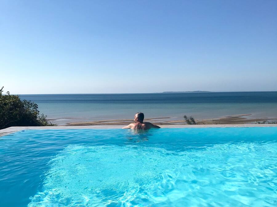 6 outdoor pools, pool umbrellas, sun loungers