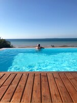 6 piscinas al aire libre, sombrillas, sillones reclinables de piscina