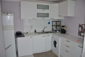 Apartment | Eigene Kochnische | Großer Kühlschrank, Herdplatte, Geschirrspüler