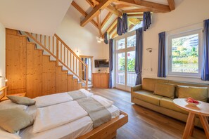 Quarto casal clássico, para não fumantes, sacada | Cofres nos quartos, escrivaninha, cortinas blackout