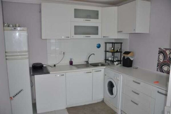 Huoneisto | Yksityinen keittonurkkaus | Jääkaappi, liesi, keittoastiat/astiat/ruokailuvälineet