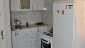 Appartement | Cuisinette privée | Réfrigérateur, surface de cuisson, vaisselle et ustensiles