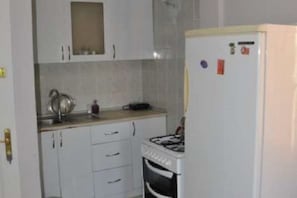 아파트 | 전용 간이 주방 | 냉장고, 쿡탑, 조리 도구/접시/주방 기구