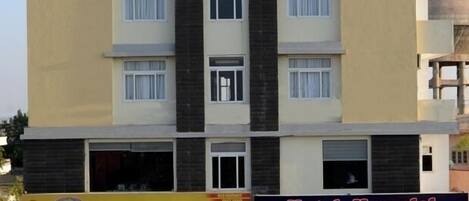 Un edificio de varios pisos con un letrero que dice 'Hotel Heeralal' y 'Heeralal's' debajo.