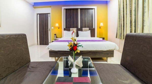 Skrivebord, lydisolert og sengetøy