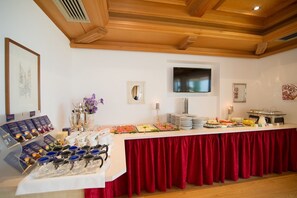 Daily buffet breakfast (EUR 11 per person)