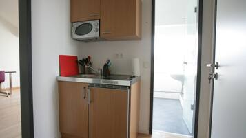 Premium Apartment, 2 Bedrooms (incl. cleaning fee 30 EUR) | Private kitchenette | Stovetop, cookware/dishes/utensils