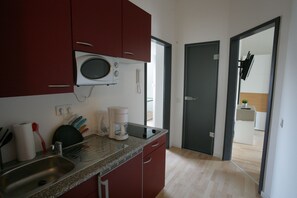 Appartement Premium, 2 chambres (incl. cleaning fee 30 EUR) | Coin cuisine privé | Plaque de cuisson, batterie de cuisine, vaisselle et ustensiles