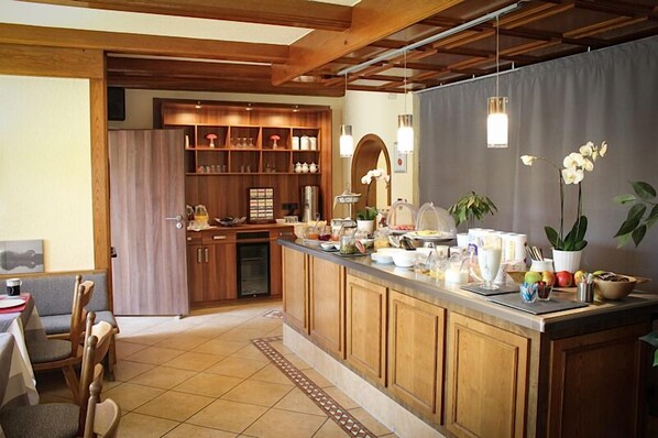 Café da manhã com buffet diário (EUR 10.80 por pessoa) 