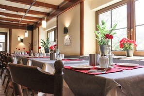 Se ofrece un desayuno bufé todos los días (10.80 EUR por persona)