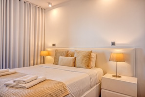 1 quarto, ferros/tábuas de passar roupa, berço de viagem