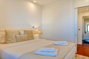 1 habitación, tabla de planchar con plancha y cuna de viaje